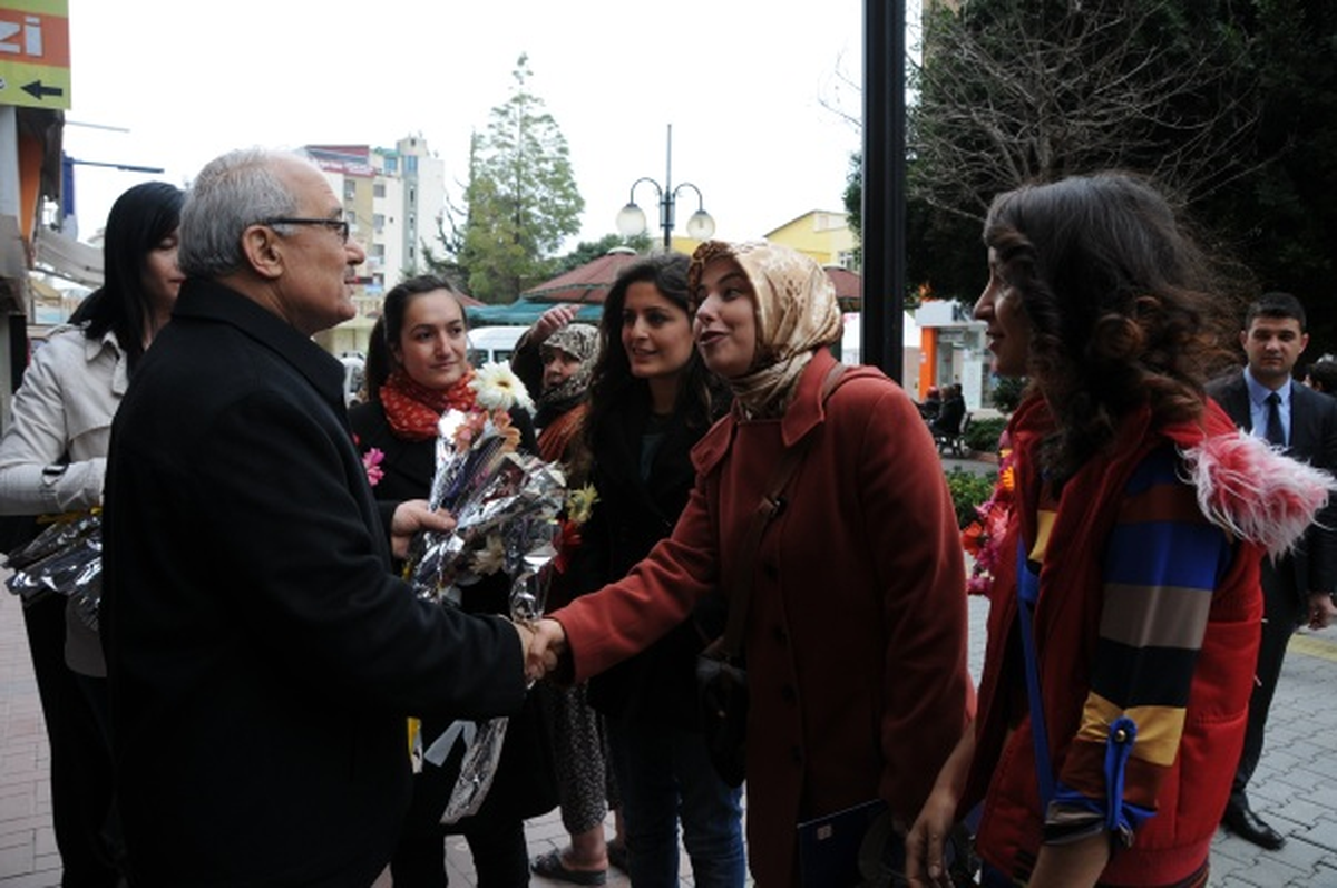 Başkan Kocamaz Çiçek Dağıttı