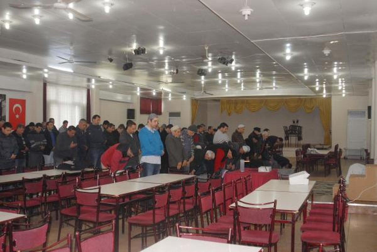 Düğün Salonu Cuma Namazı İçin Tahsis Edildi