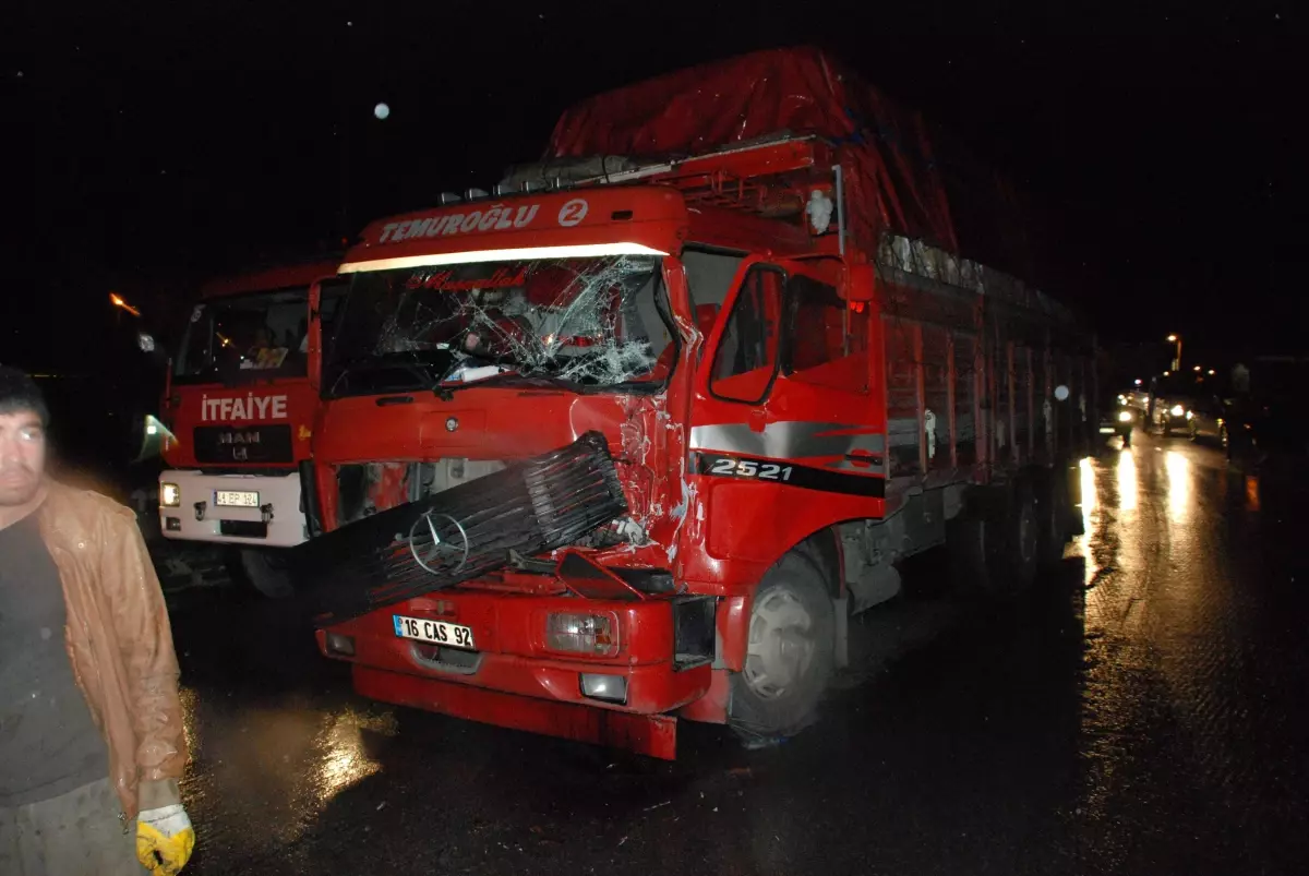 Hurda Yüklü Tır Devrildi: 1 Yaralı