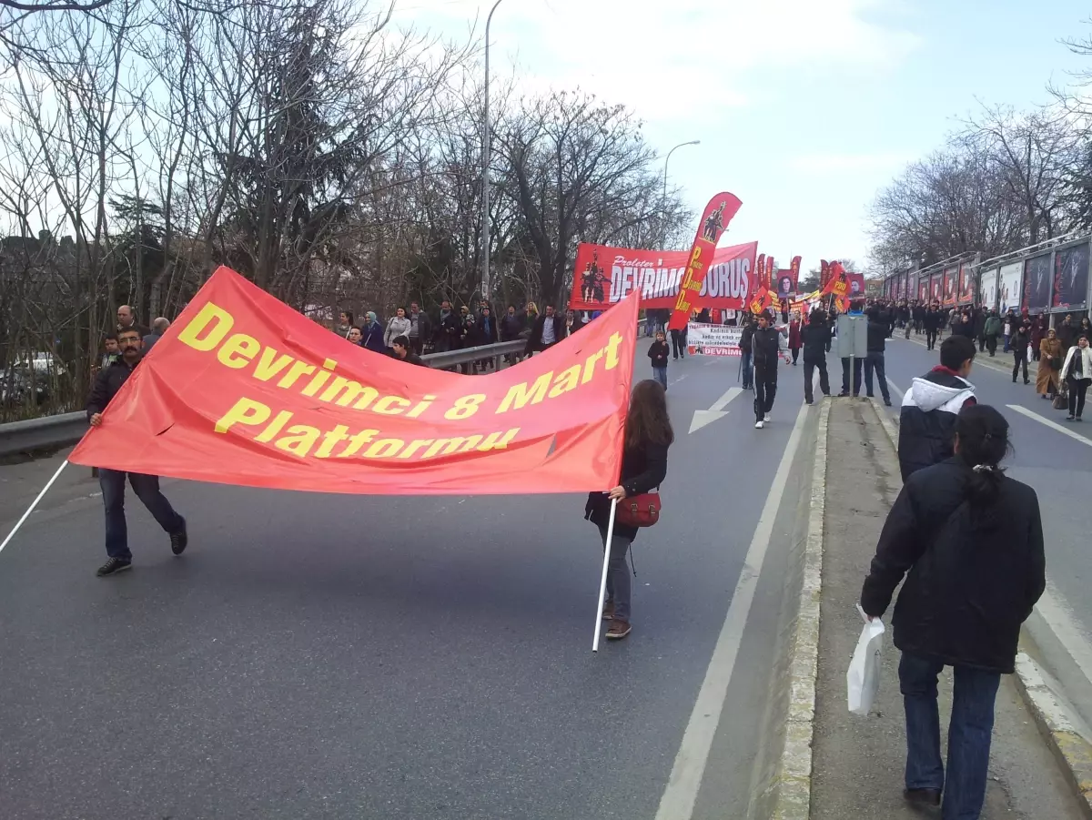 Kadıköy\'de Yüzlerce Kişi "Kadınlar" İçin Yürüdü