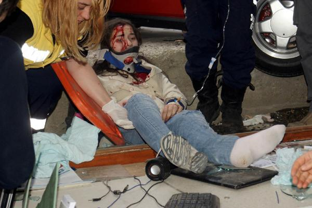 Kaldırımdaki Öğrencilere Çarpan Otomobil Mağazaya Girdi: 3 Yaralı