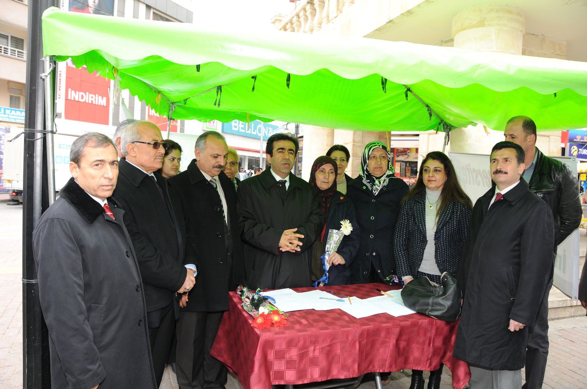 Mersin Valisi Güzeloğlu\'ndan "Tarsus Üniversiteyi Hak Ediyor\' Kampanyasına Destek