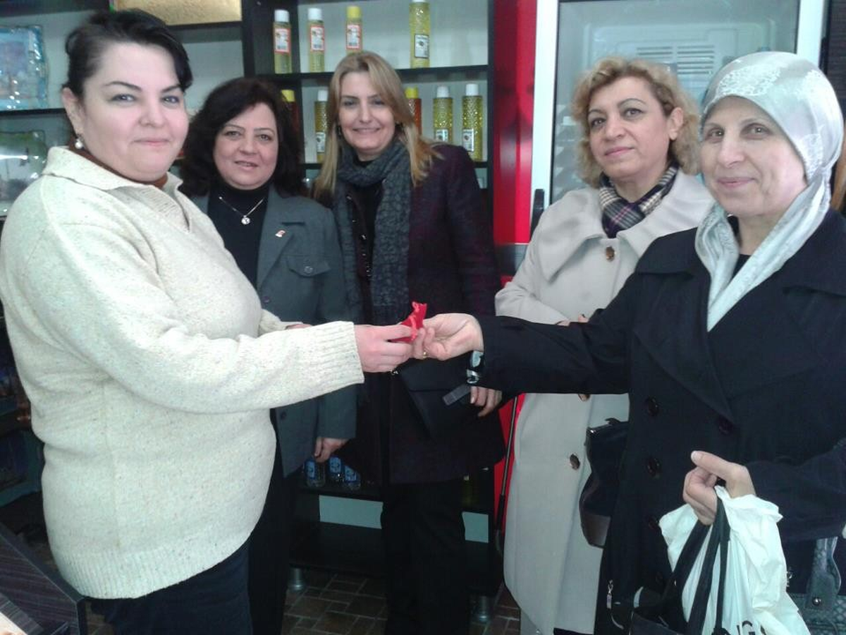 MHP\'li Kadınlardan Çalışan Kadınlara Ay Yıldızlı Kolye