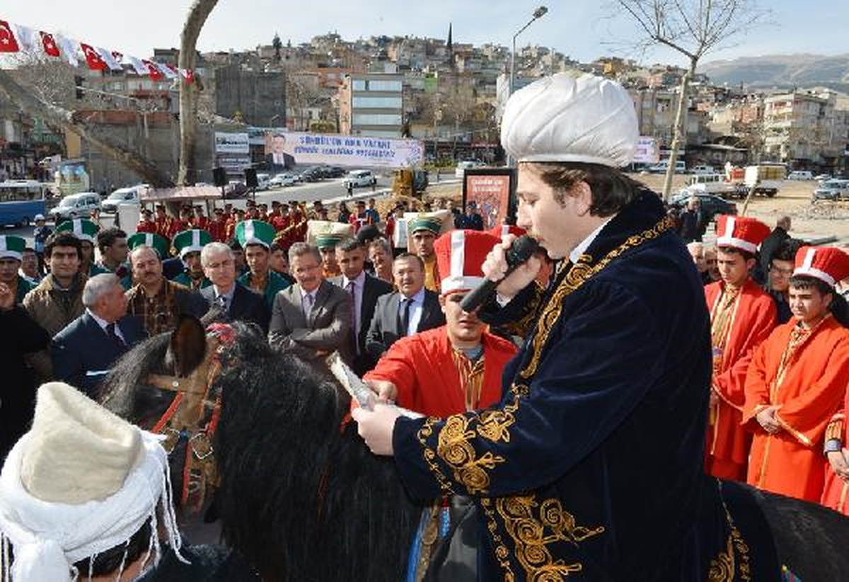 Osmanlı Kıyafetleri Giyip, 60 Bin Sümbül Diktiler