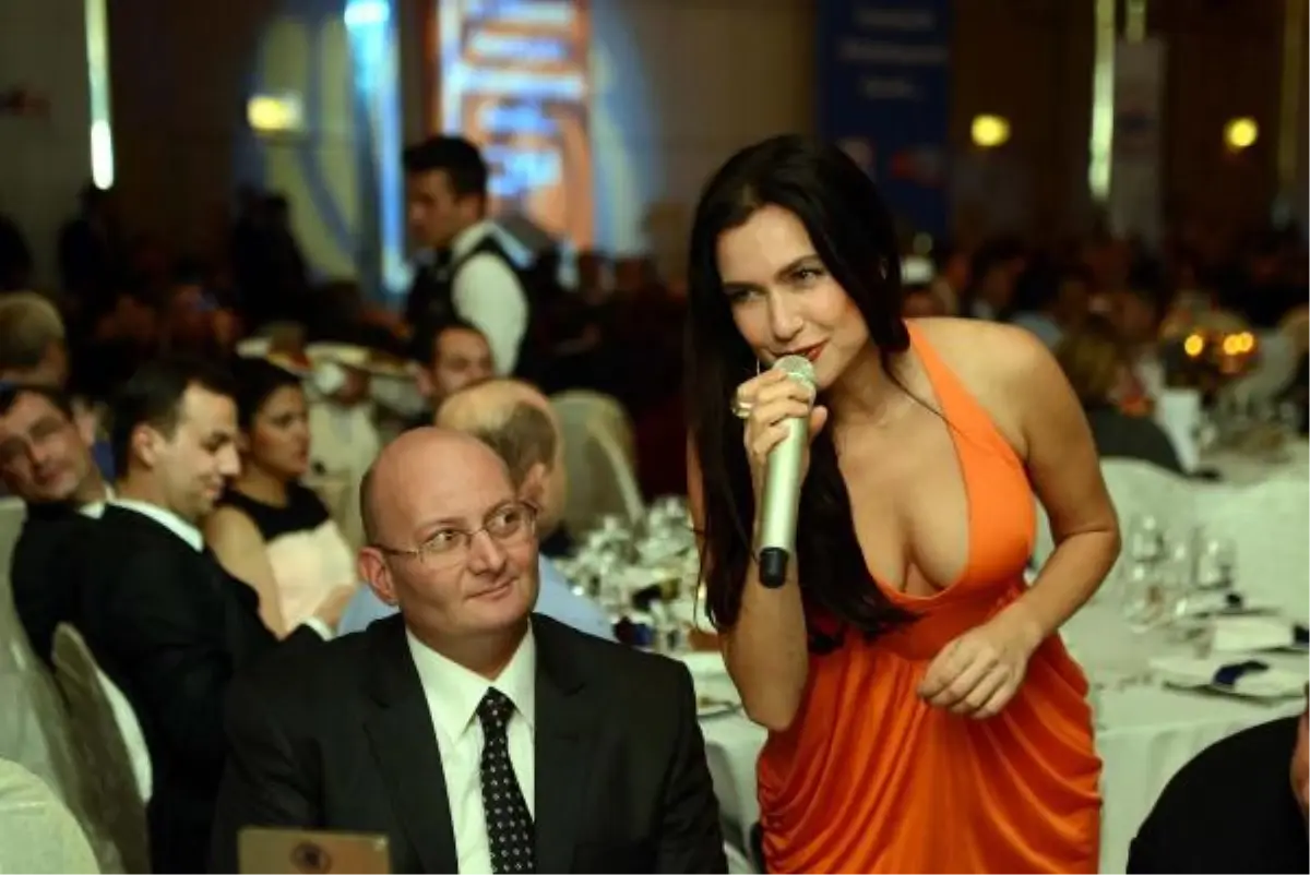 Şevval\'in Dekoltesi İzmir\'i Salladı!