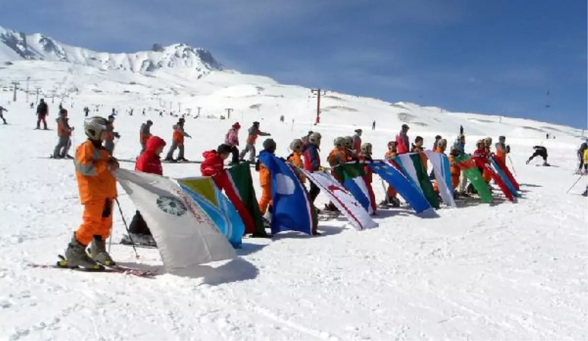 Türk Dünyası Bayrakları Erciyes\'te Dalgalandı