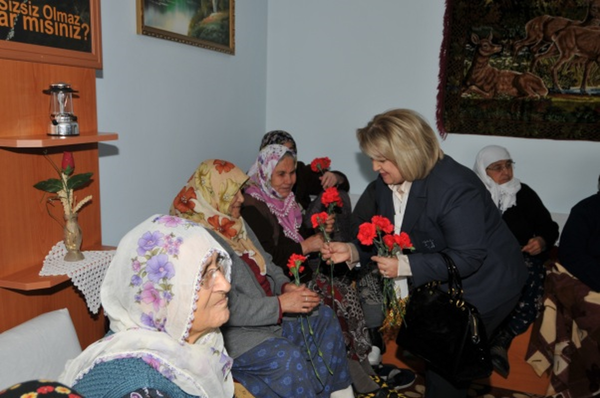 Valimizin Eşinden Huzurevine Kadınlar Günü Ziyareti