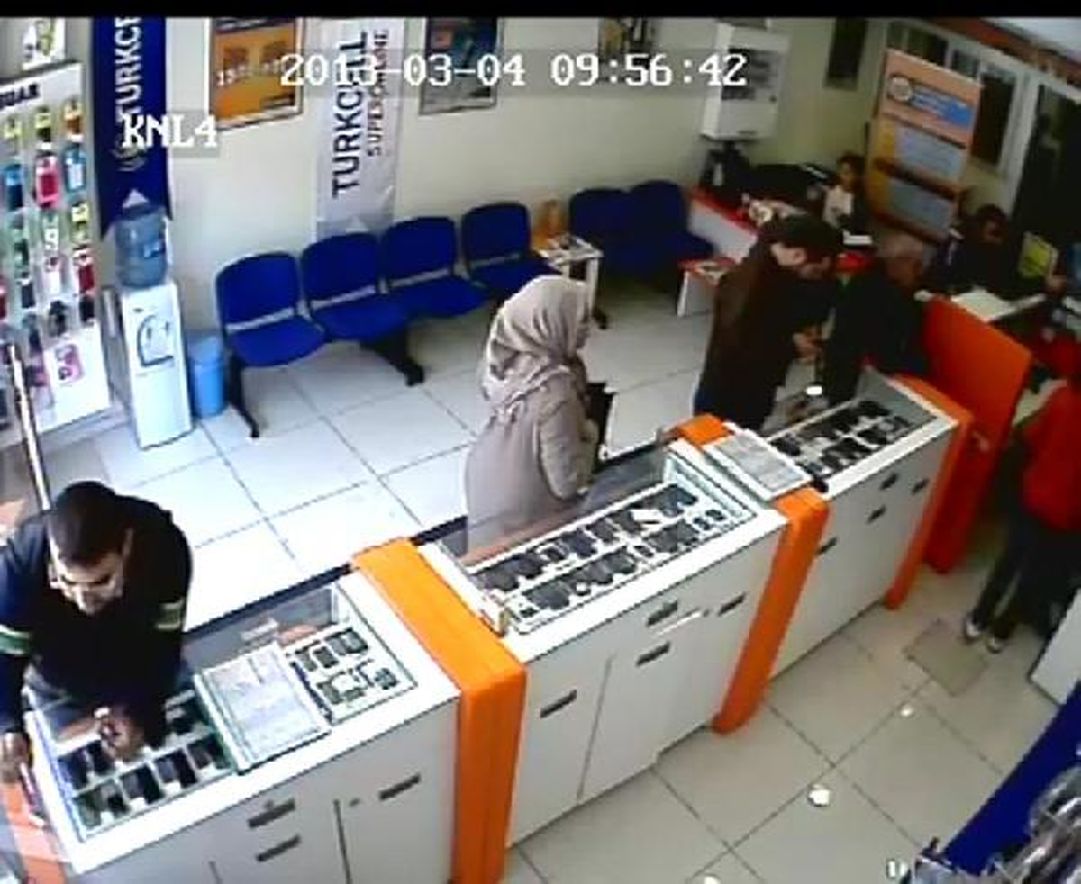 2 Dakikada 2 Bin Liralık Cep Telefonunu Çaldılar