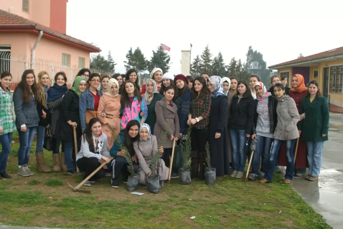 Ablalar Miniklerin Okulunu Ağaçlandırdı