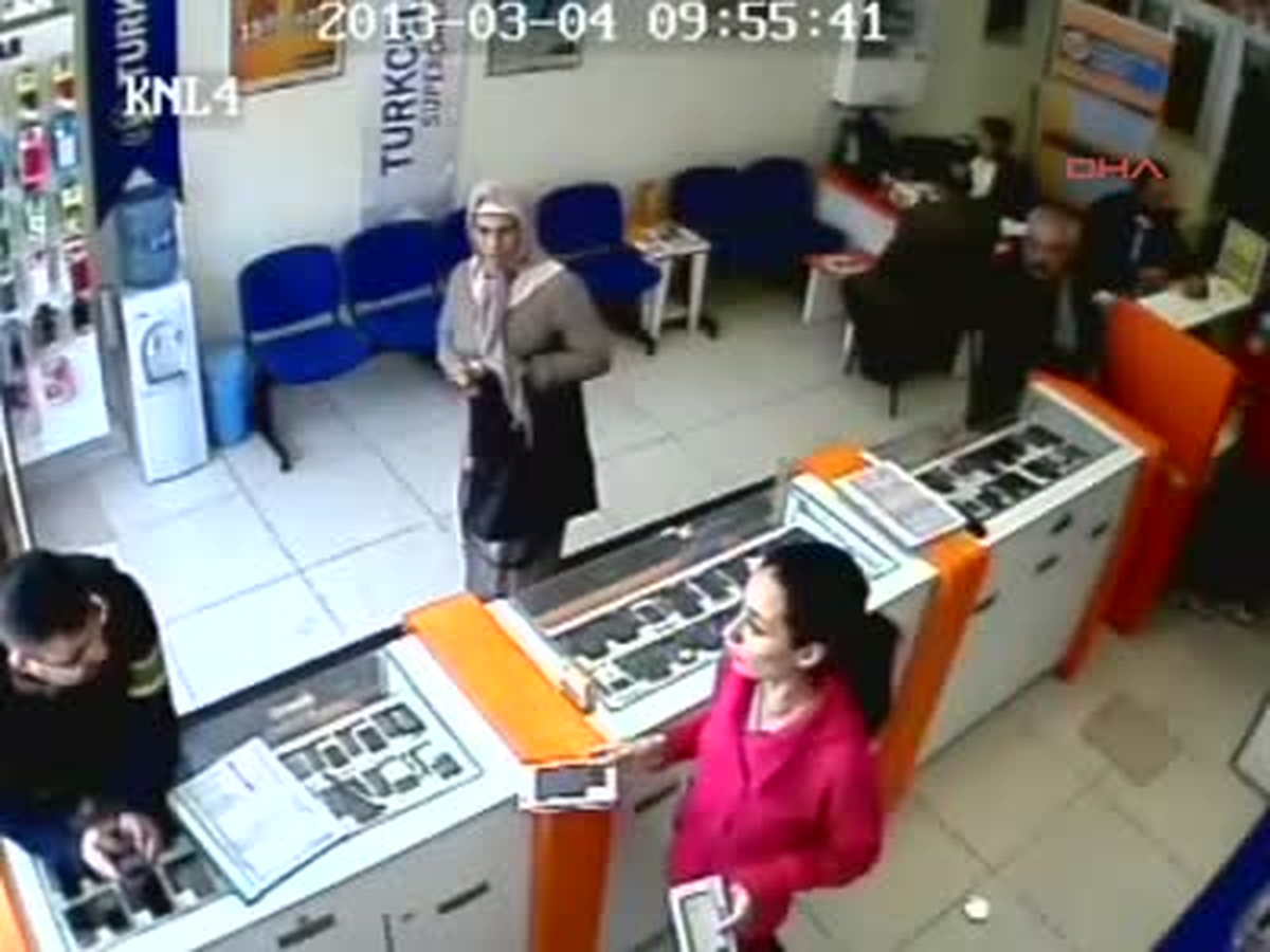 Adana 2 Dakikada 2 Bin Liralık Cep Telefonunu Çaldılar