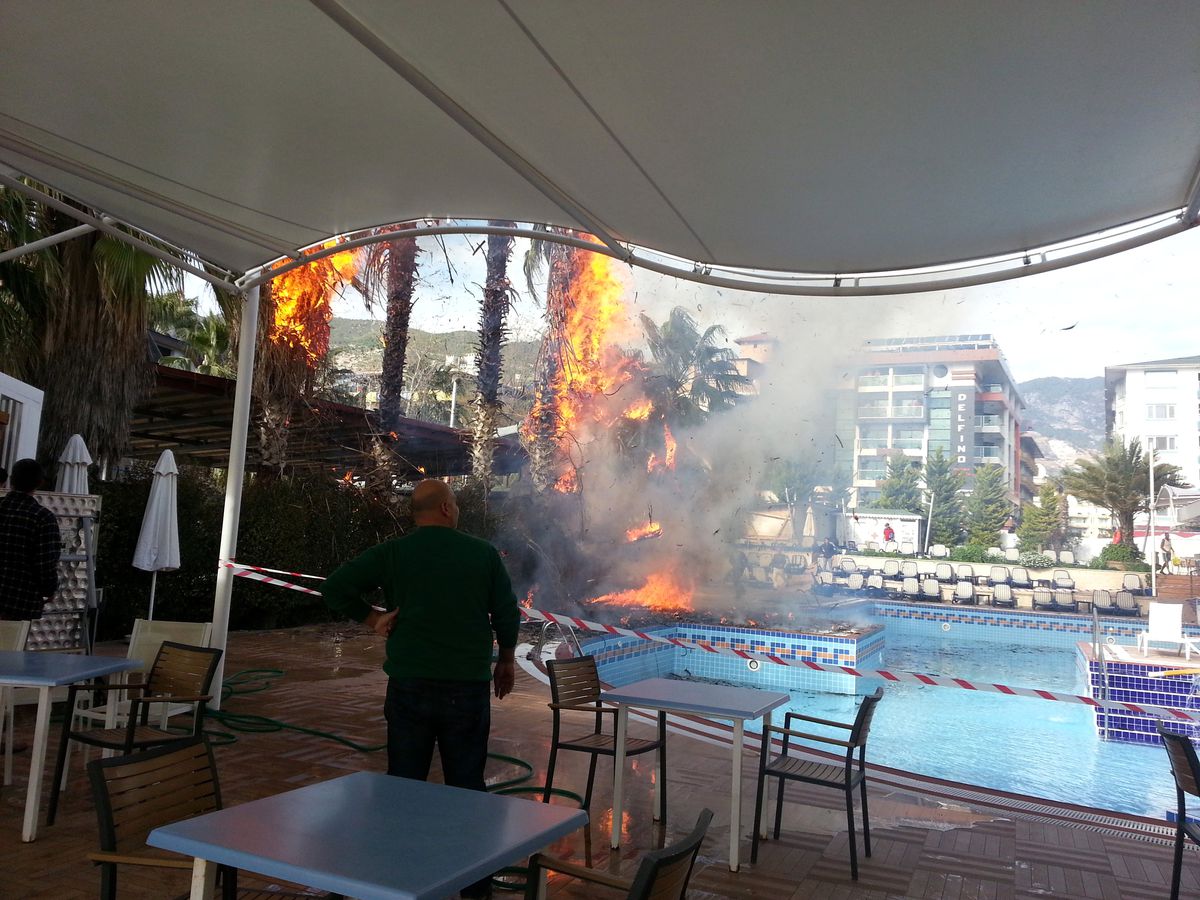 Alanya\'da Otel Bahçesinde Ağaç Yangını