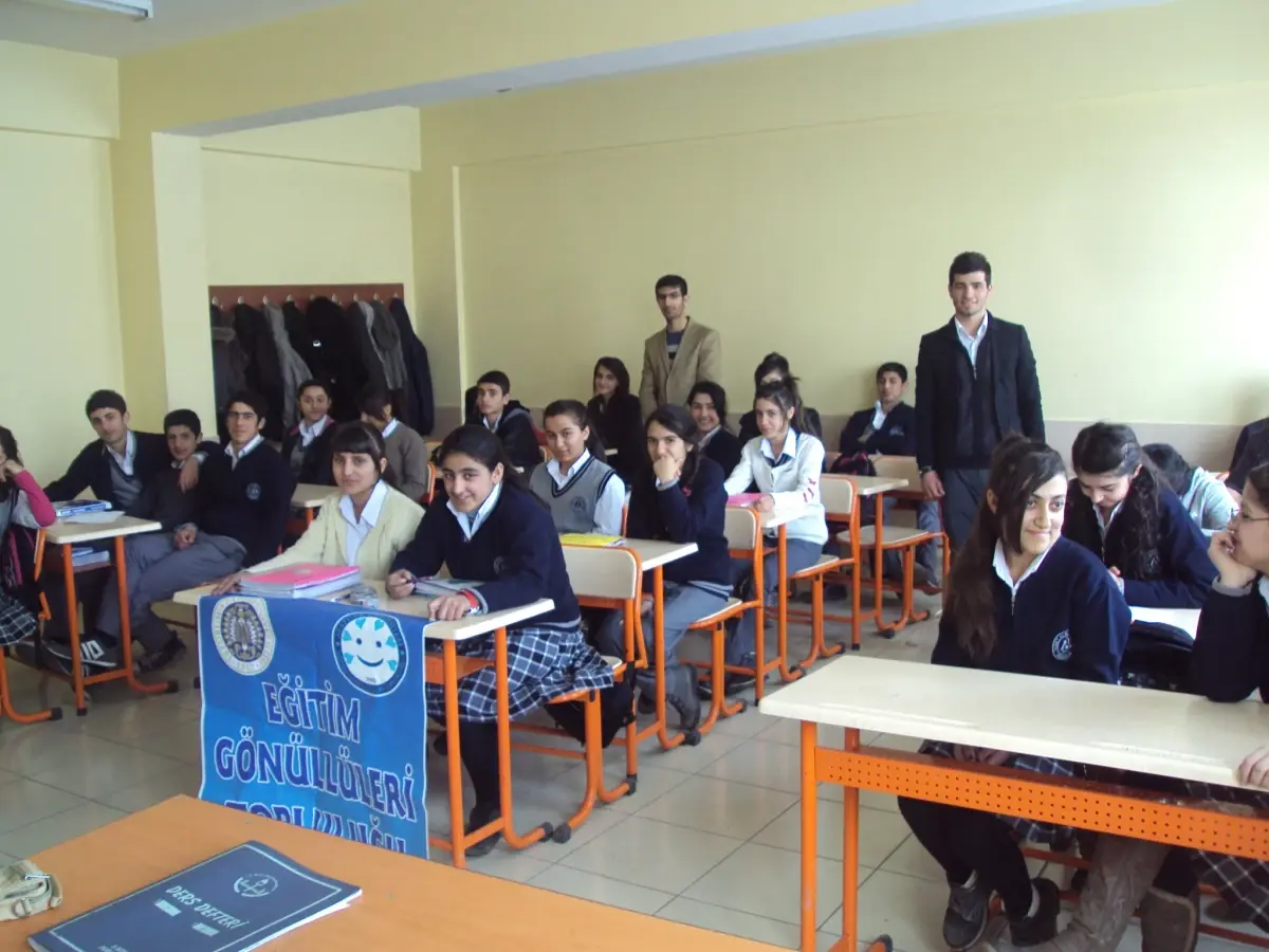 Atatürk Üniversitesi Öğrencilerinden Hakkari\'deki Lise Öğrencilerine Kitap Desteği