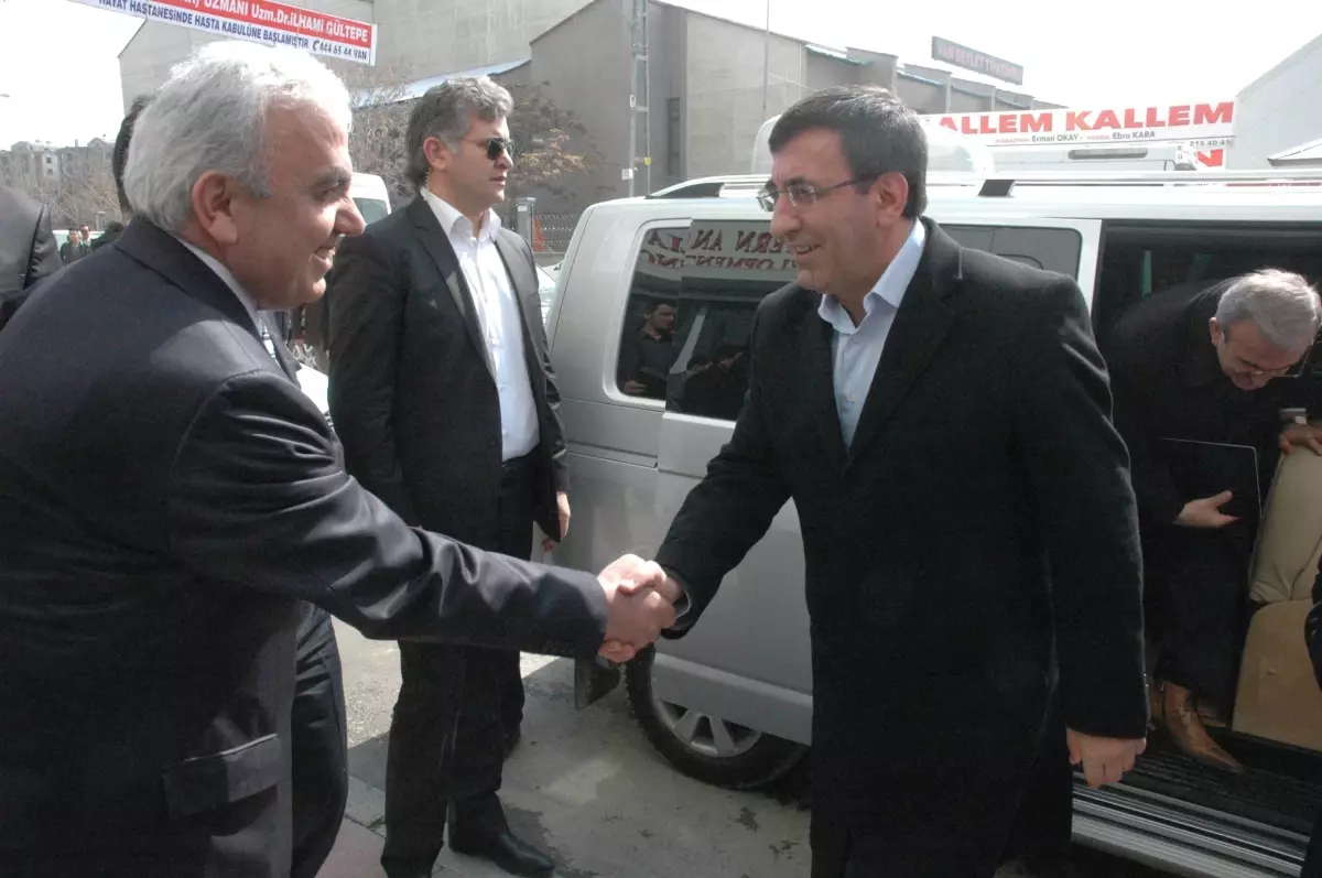 Bakan Yılmaz Toplantı Sırasında Depreme Yakalandı