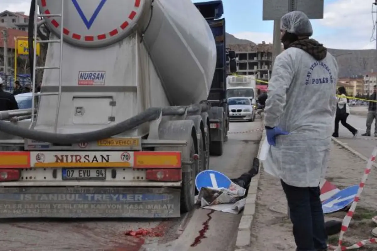 Beton Mikserinin Altında Kaldı