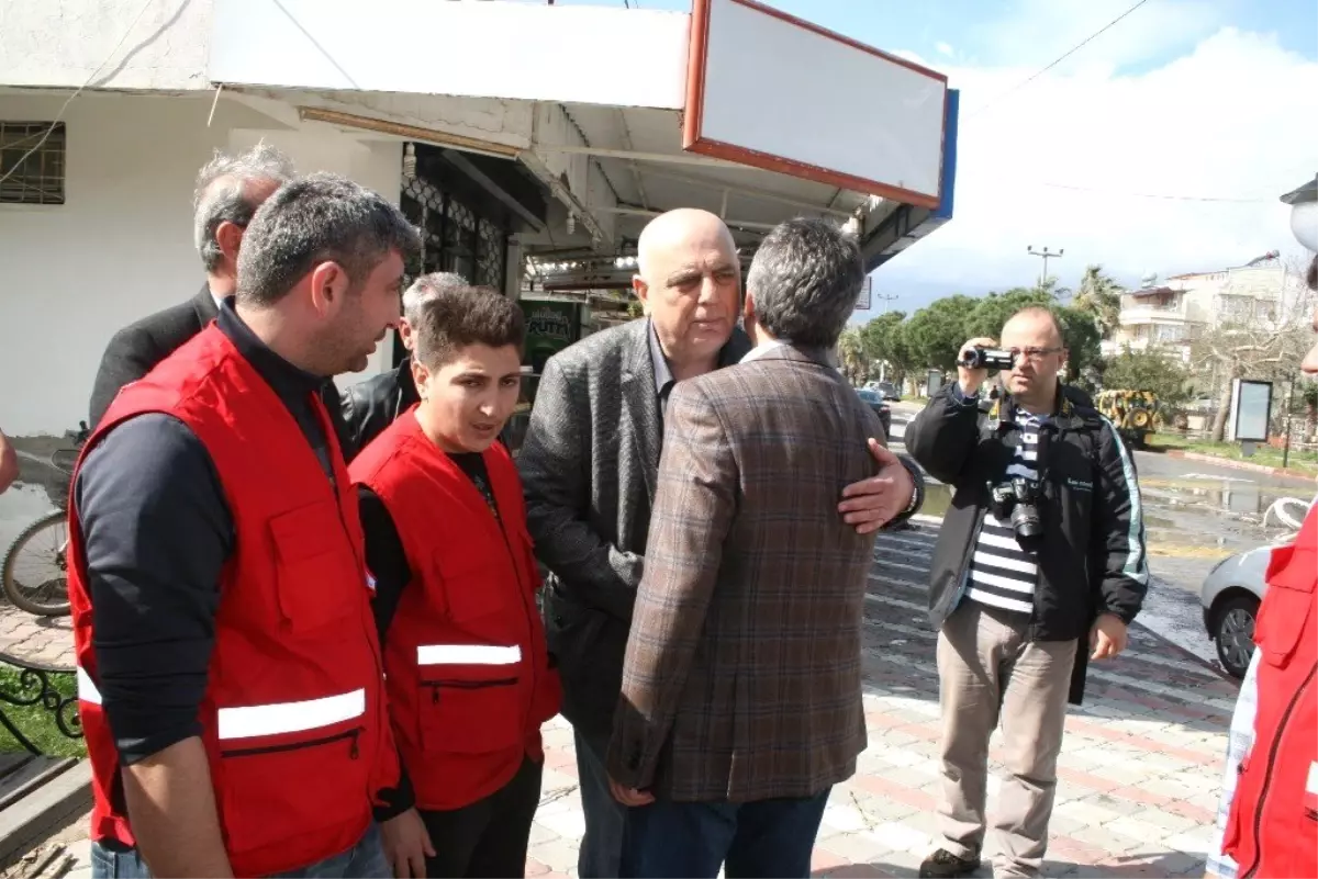 Edremit'te Selzedelere İlk Koşan Yardım Kuruluşu Kızılay Oldu