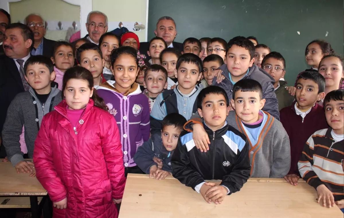 İdeal Toplum Derneği\'nden Öğrencilere Okul Malzemesi Yardımı Yapıldı