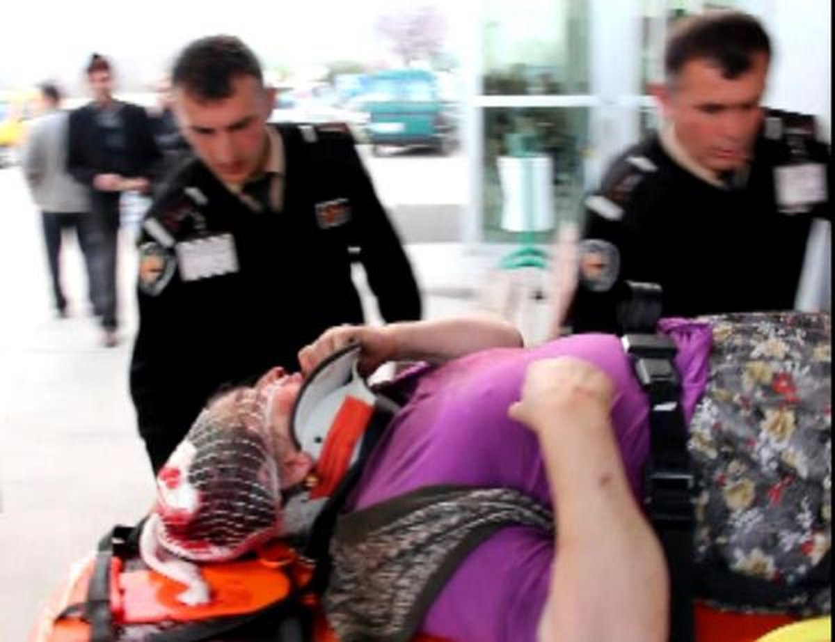Kestirdiği Kavak Ağacı Üzerine Devrilen Kadın Ağır Yaralandı