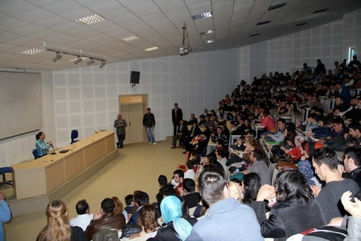 Milli Atlet Aslı Çakır Alptekin, Başarı Hikayesini Örencilerle Paylaştı