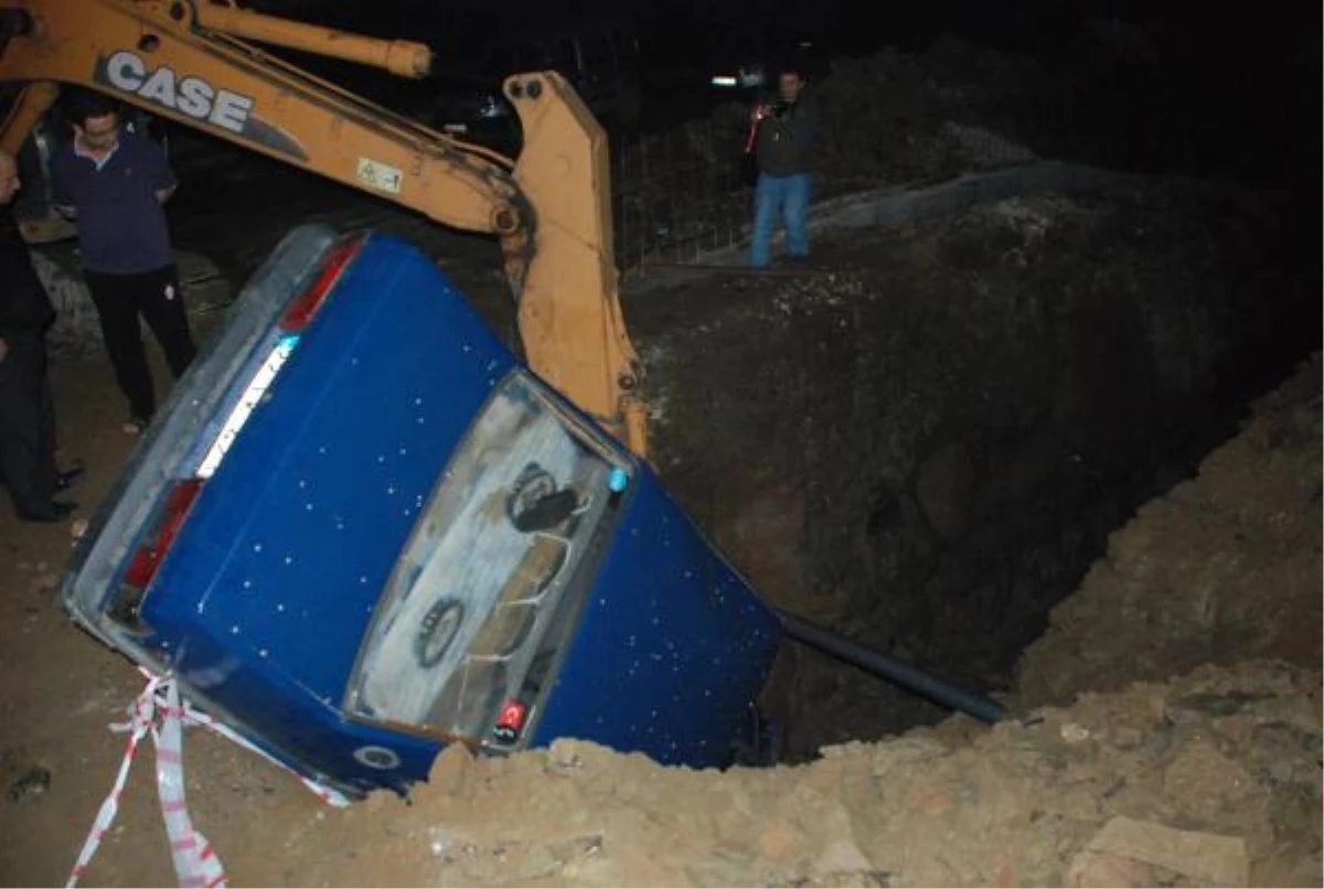 Otomobil, İnşaatın Kanalizasyon Çukuruna Düştü