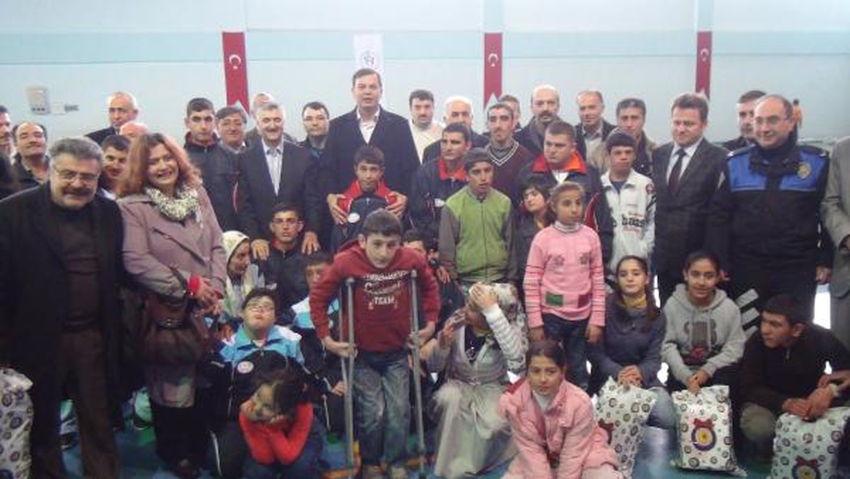 Polis, Engellilere El Uzattı