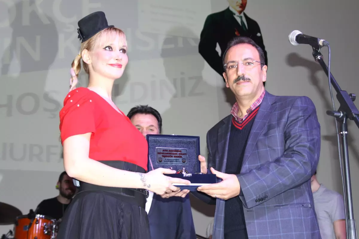 Şanlıurfa\'da Ayın Konserinde Gökçe Sahne Aldı