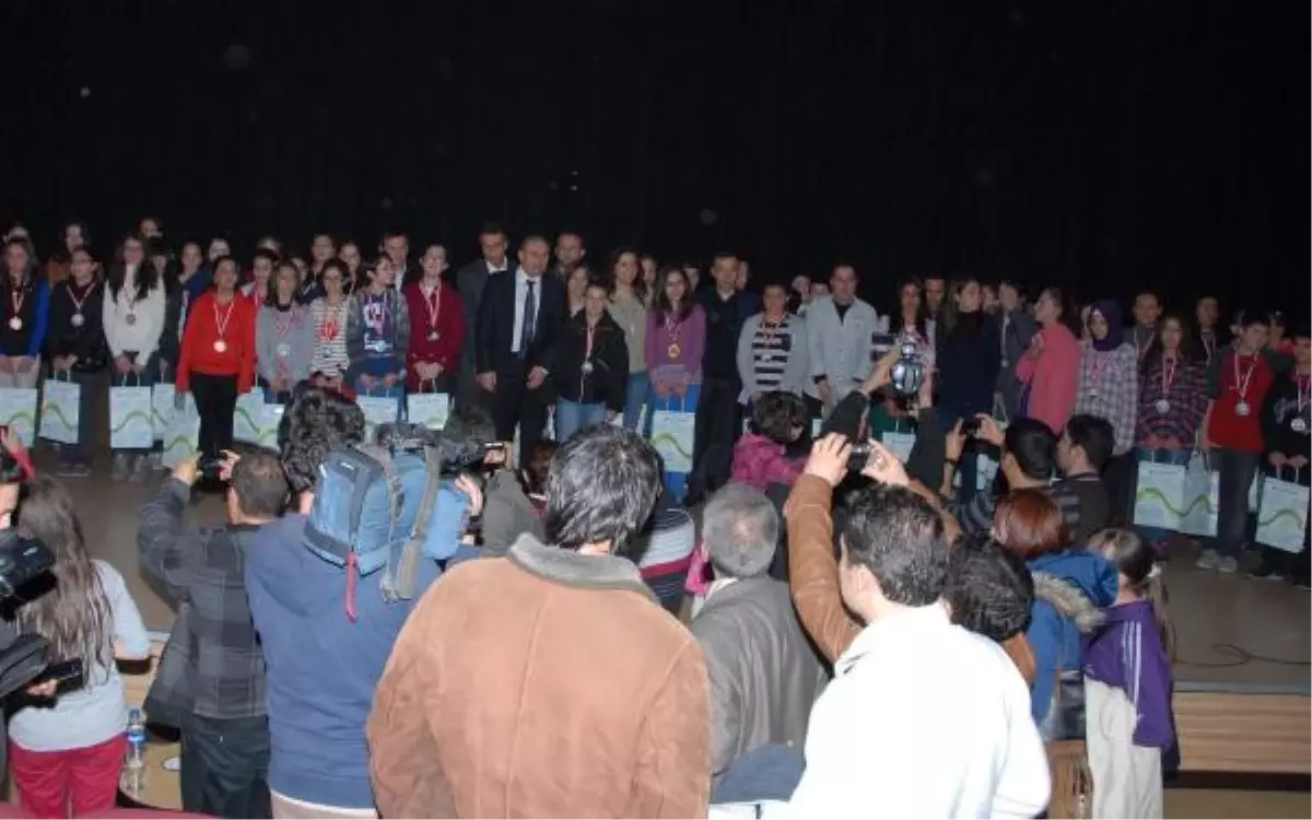 100 Temel Eseri Okuyup Ödülleri Kaptılar