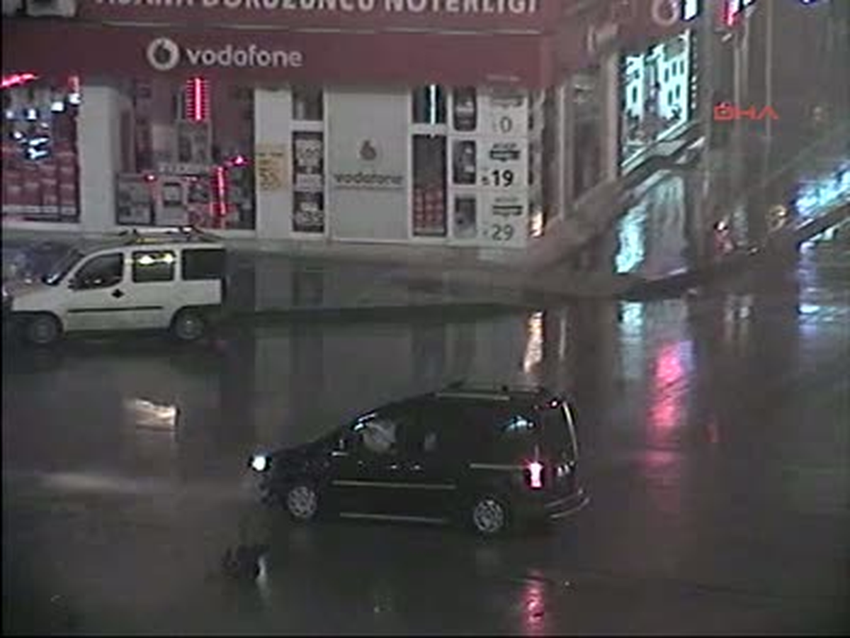 Otomobilden Tabanca Fırladı
