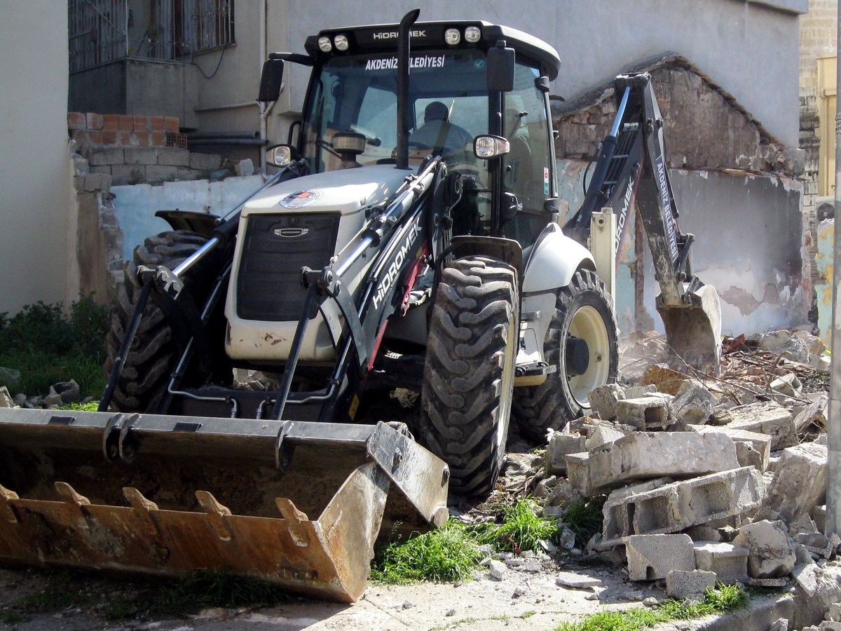 Akdeniz\'de Metruk Binaların Yıkımı Devam Ediyor