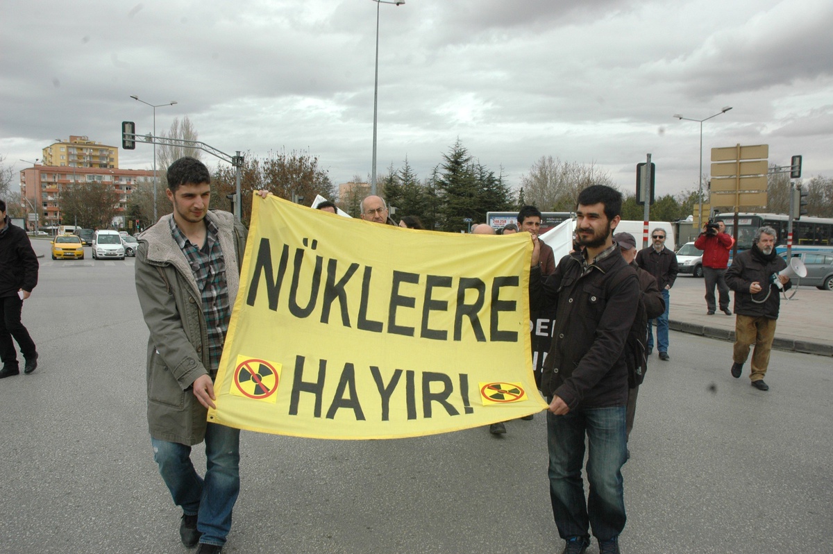 Enerji ve Tabii Kaynaklar Bakanlığı Önünde Eylem