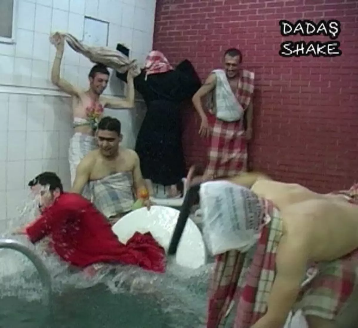 Hamamda \'Harlem Shake\' Dansı