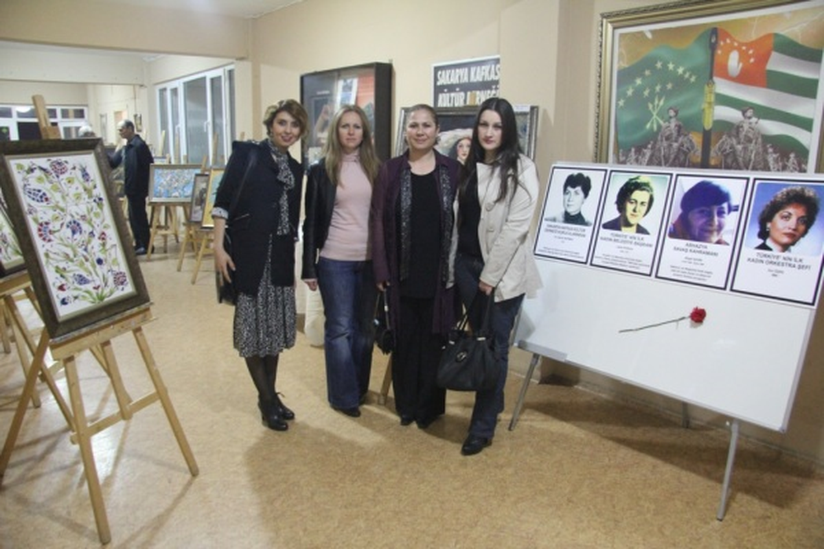 Kafkas'lardan Söyleşi ve Sergili Kutlama