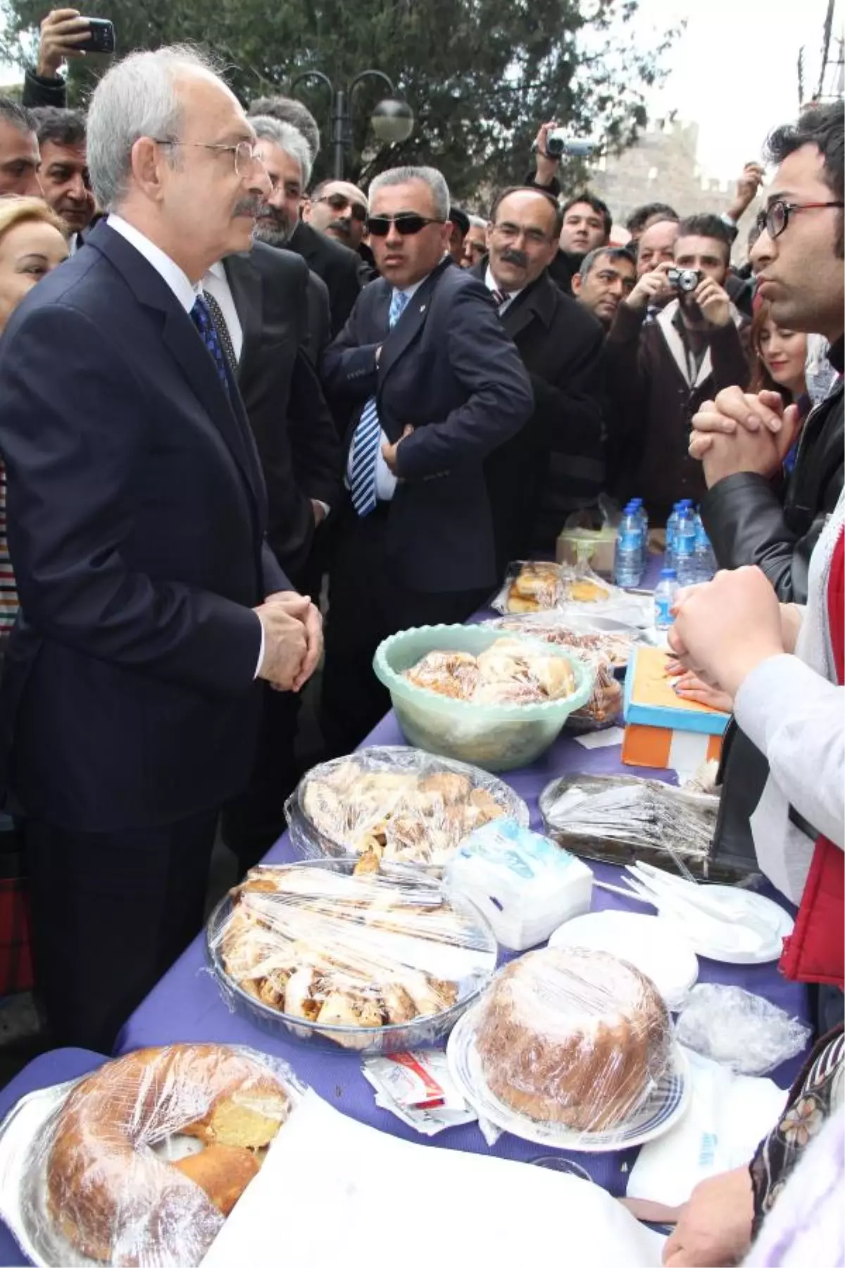 Kılıçdaroğlu, Baykal ile Birlikte Kayseri\'de Eski Belediye Başkanının Cenaze Törenine Katıldı