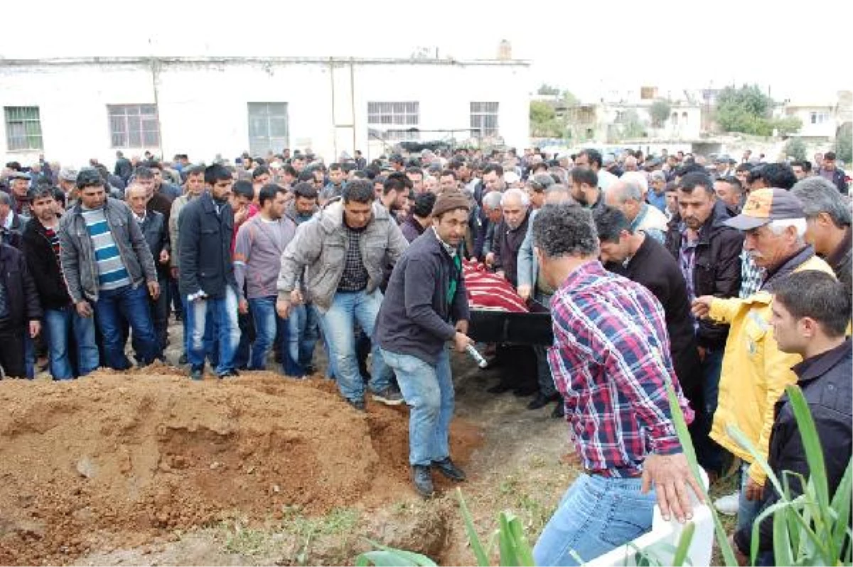 Mersin\'de Denize Düşen Otomobilde Ölen 4 Genç Toprağa Verildi