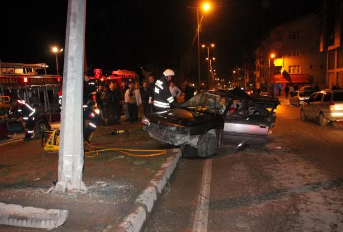 Otomobil Direğe Çarptı, Ehliyetsiz Sürücü Yaralandı