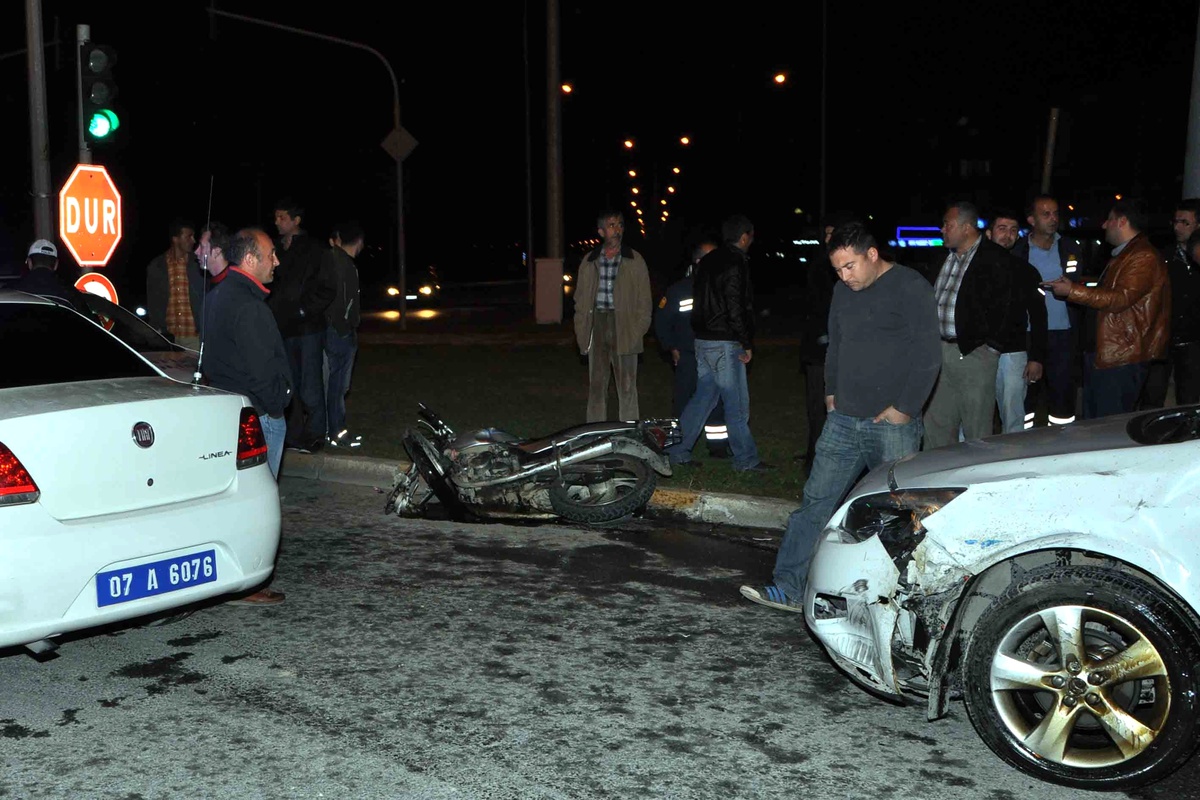 Otomobille Motosiklet Çarpıştı: 2 Yaralı