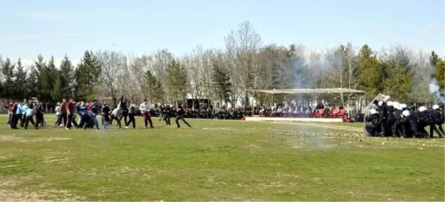 Polis Adaylarının Toplumsal Olaylara Müdahale Tatbikatı