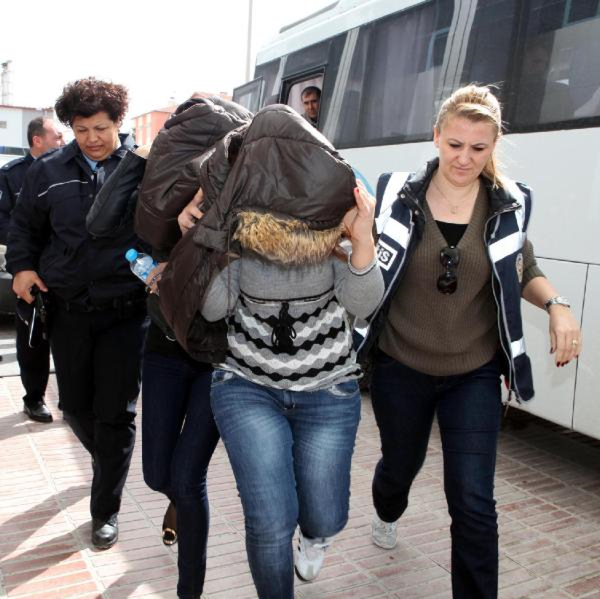 Dolandırıcılarına \'Altın Kızlar\' Operasyonu