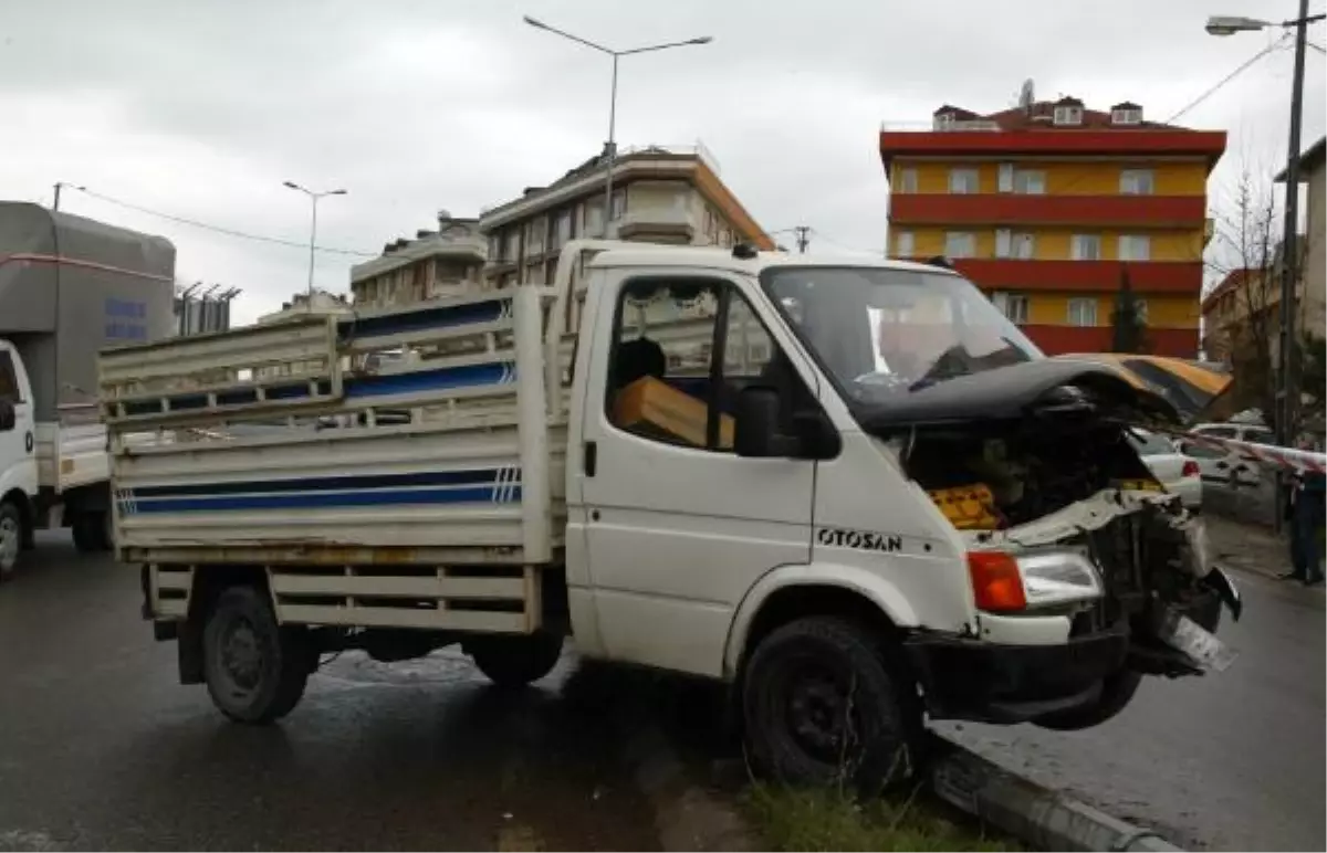 Virajı Alamayan Kamyonet Orta Refüje Çıktı