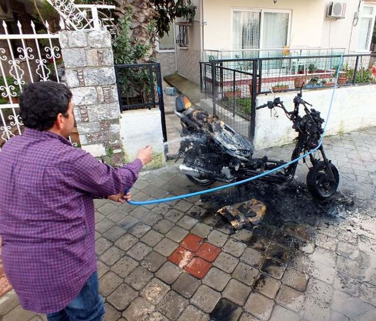 Motosiklet Alev Aldı, Hortumla Müdahale Etti