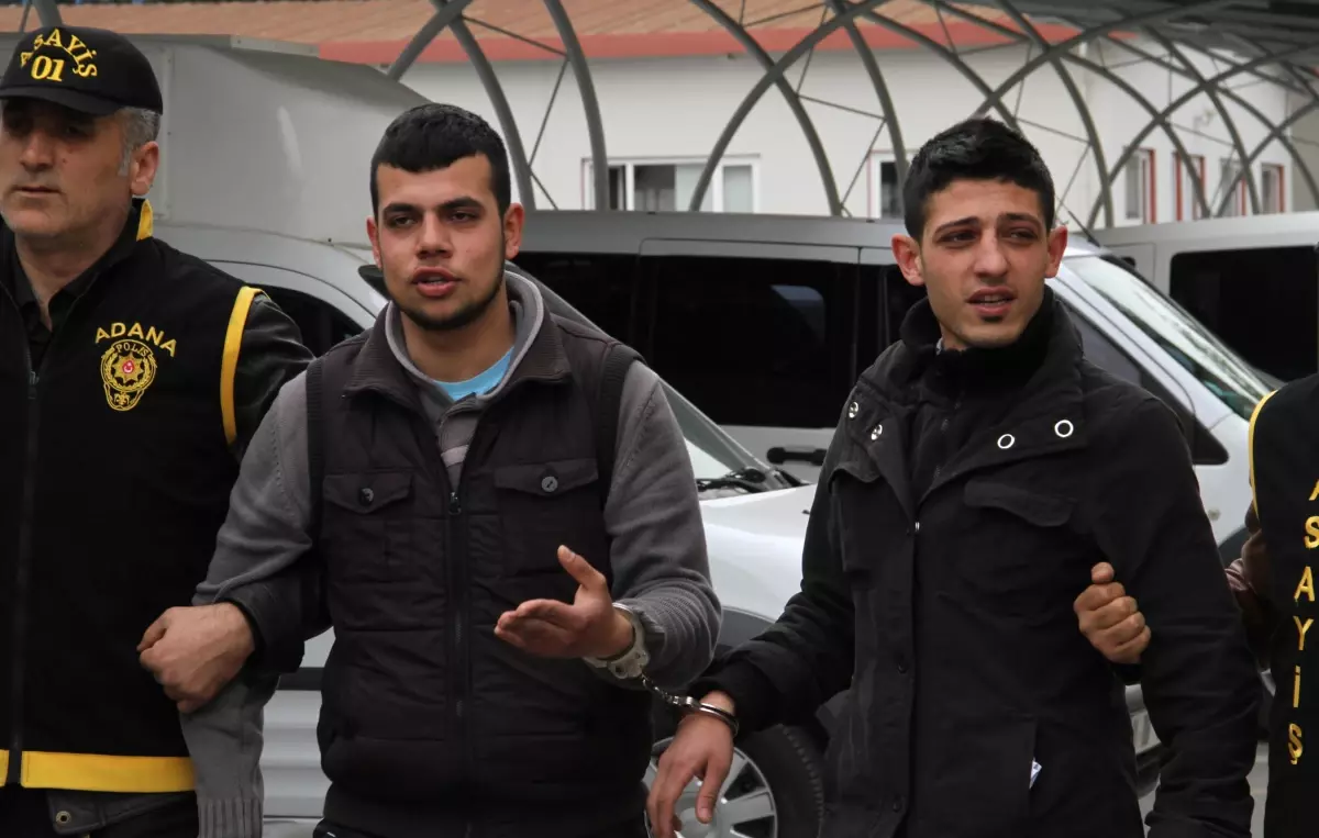 Basın Mensuplarını Görünce Ceketini İlikledi