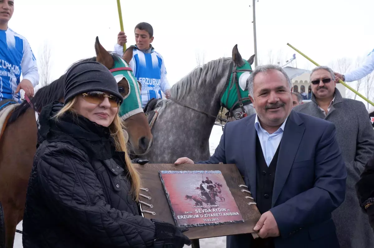 Cirit\'in Hanım Ağası Erzurum\'da At Bindi