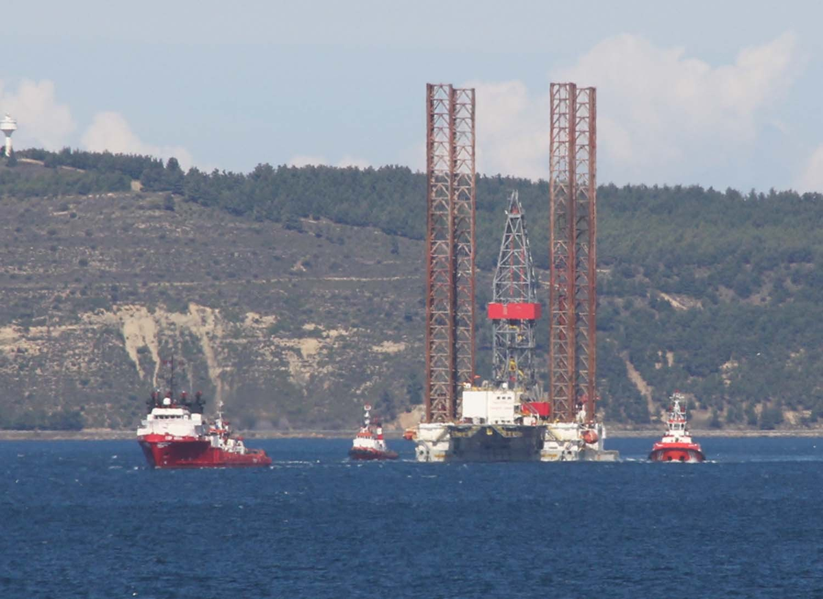 Dev Platform Çanakkale Boğazı\'ndan Geçti