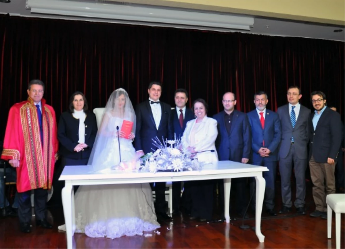 ERdoğan Çiftinin Nikahını Sert Kıydı