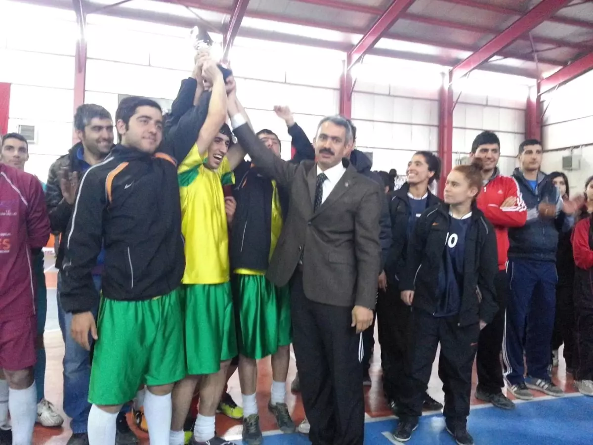 Futsal Kız ve Erkeklerde Şampiyon Spor Lisesi Oldu