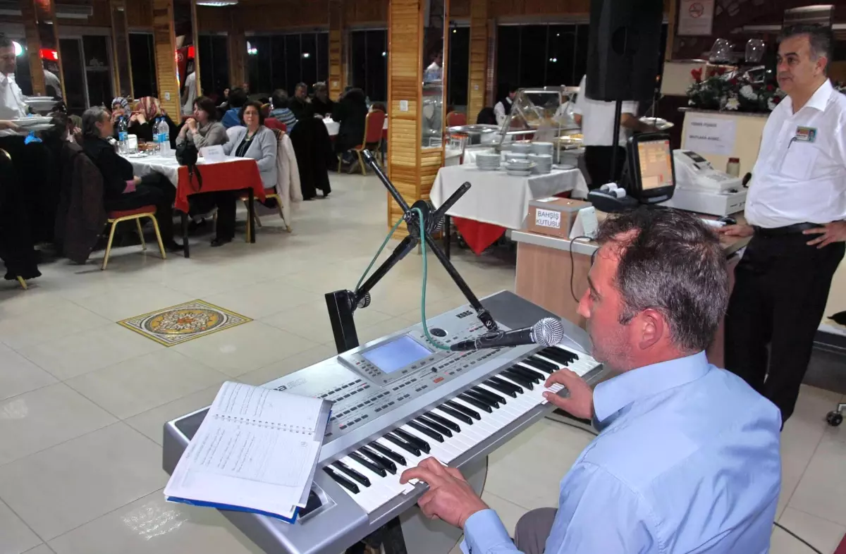 Gönüllerince Eğlenmek İsteyenler Eynal Kaplıcaları Restorana Koşuyor