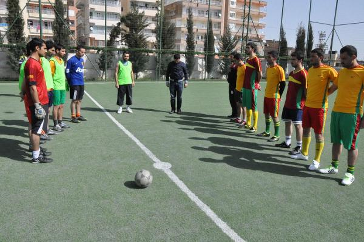 Halı Sahaya Asılan Pankart, Polis Tarafından İndirildi