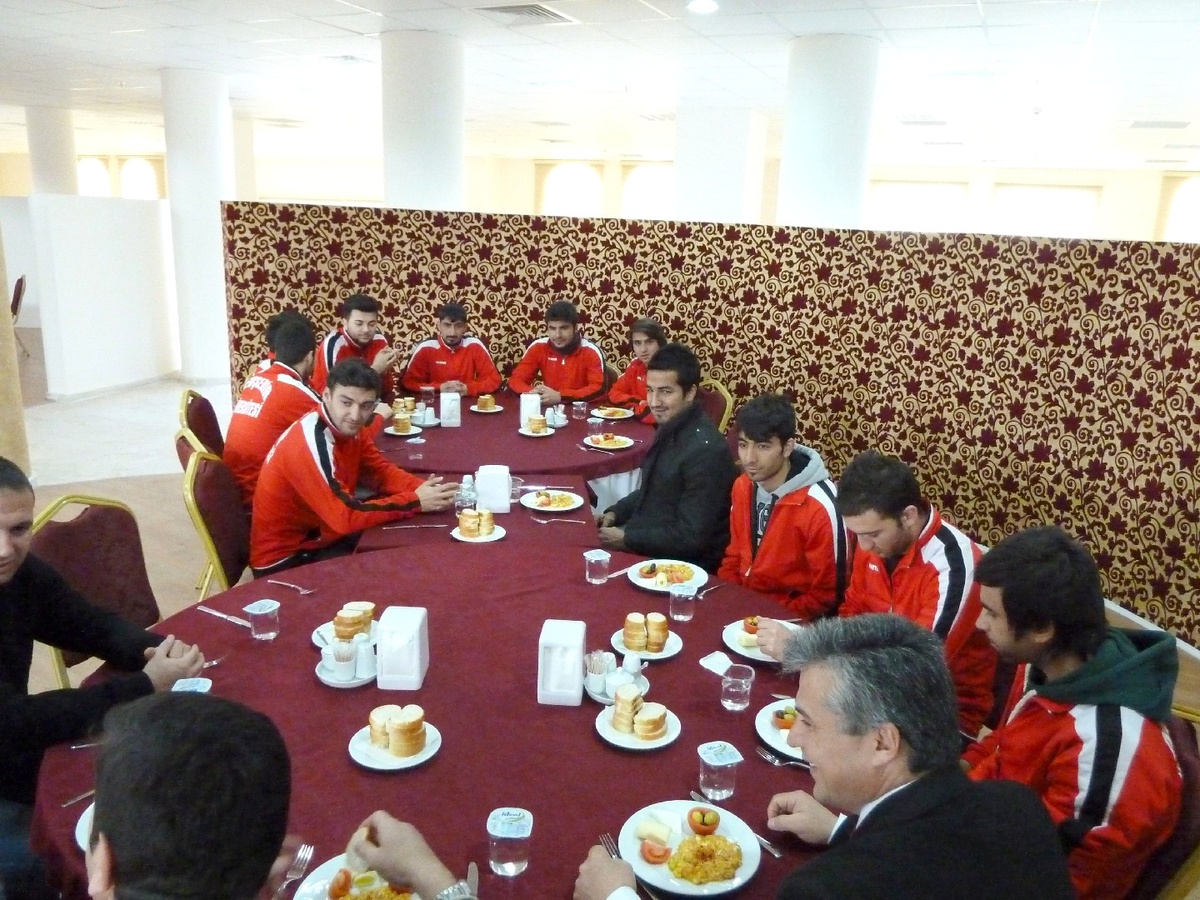 Neü Sağlık, Kültür ve Spor Dairesinden Futsal Takımı Sporcularına Kahvaltı