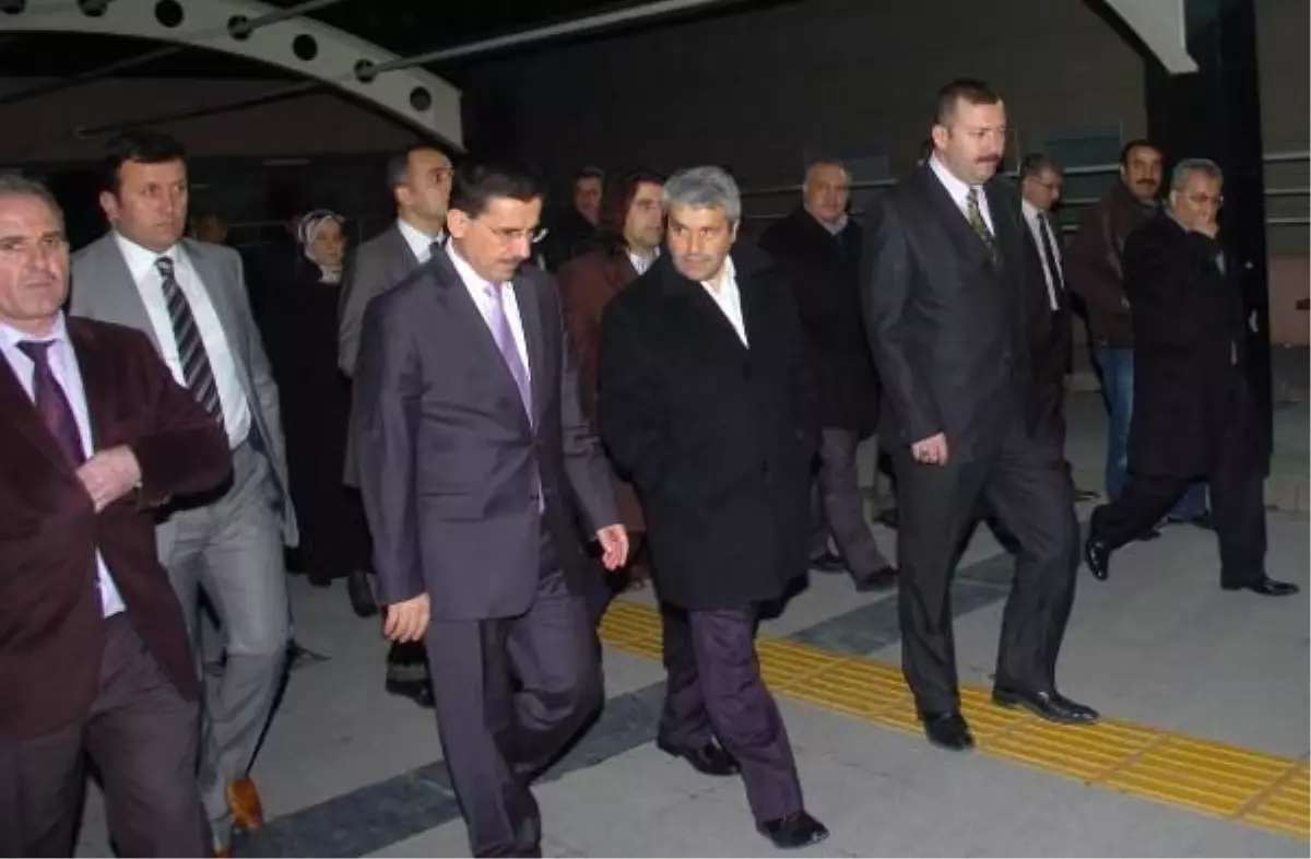 Nihat Ergün Yoğun Bakımdaki Annesini Ziyaret Etti