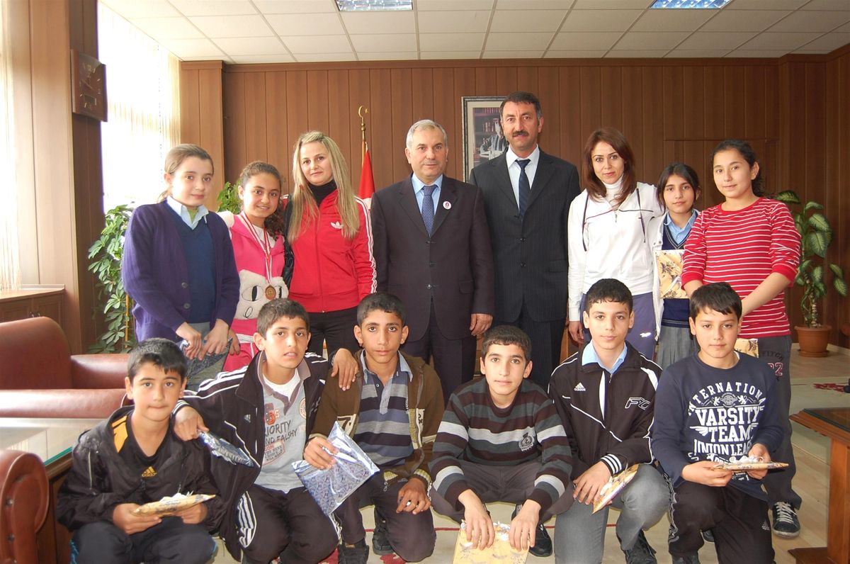 Öğrenciler Mutluluklarını Gül ile Paylaştılar