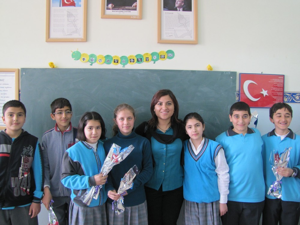 Öğrenciler Kadınlar Günü\'nde Karanfil Dağıttı